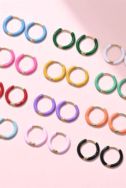 Ensemble d’anneaux mini colorés – petites créoles dorées émaillées aux couleurs vives et pastel.