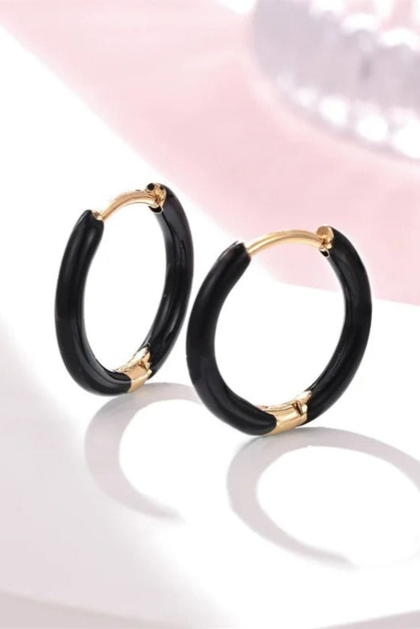 Petites créoles dorées avec émail noir – anneaux mini colorés résistants à l’eau.