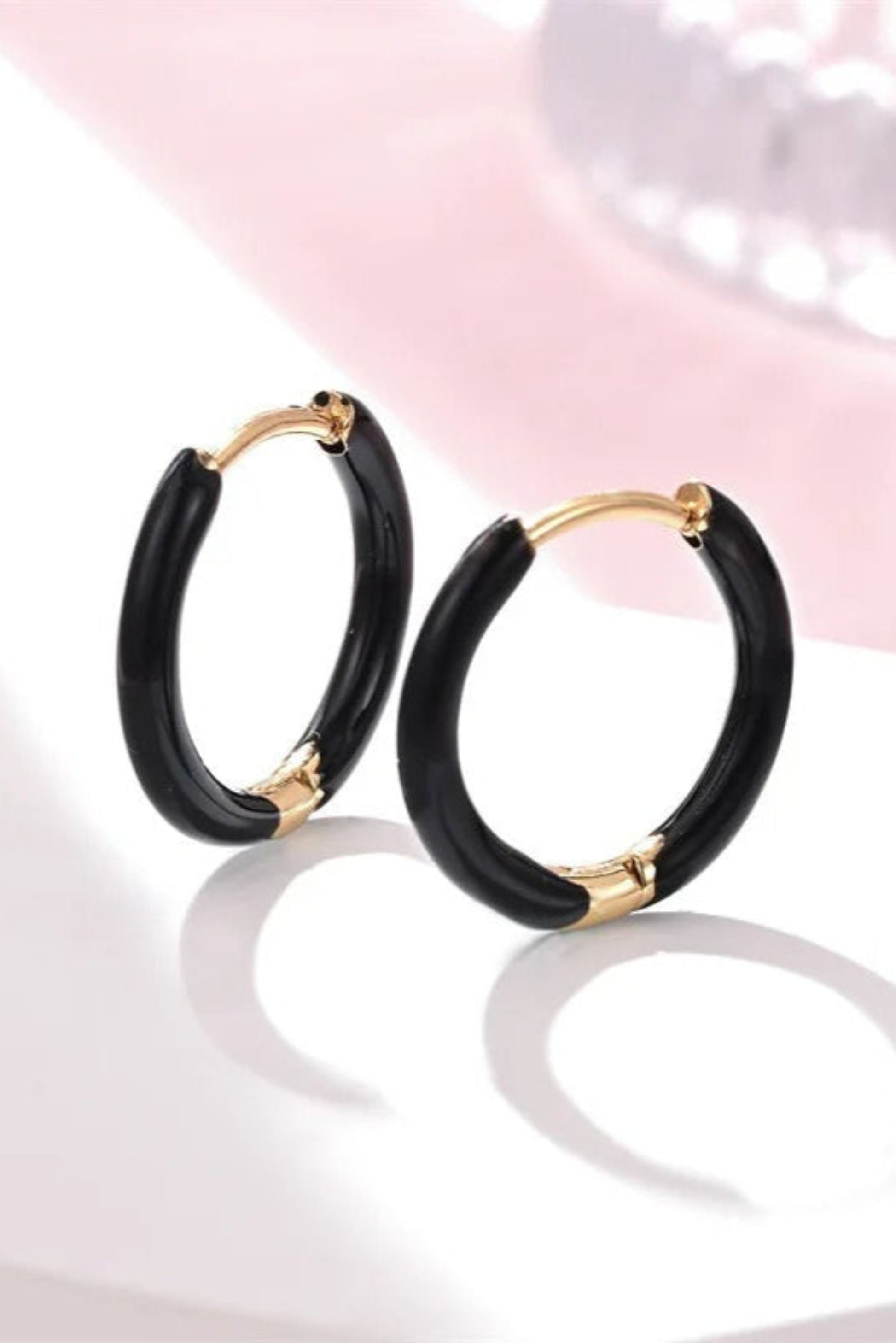 Petites créoles dorées avec émail noir – anneaux mini colorés résistants à l’eau.