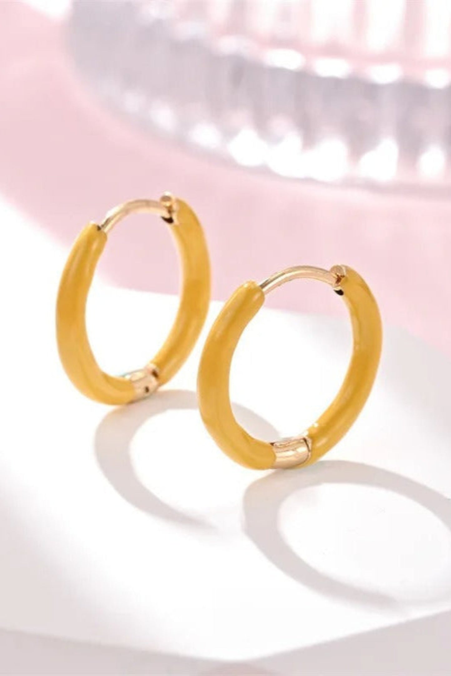 Petites créoles dorées avec émail ocre – anneaux mini colorés résistants à l’eau.