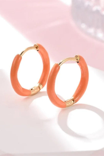 Petites créoles dorées avec émail orange – anneaux mini colorés résistants à l’eau.