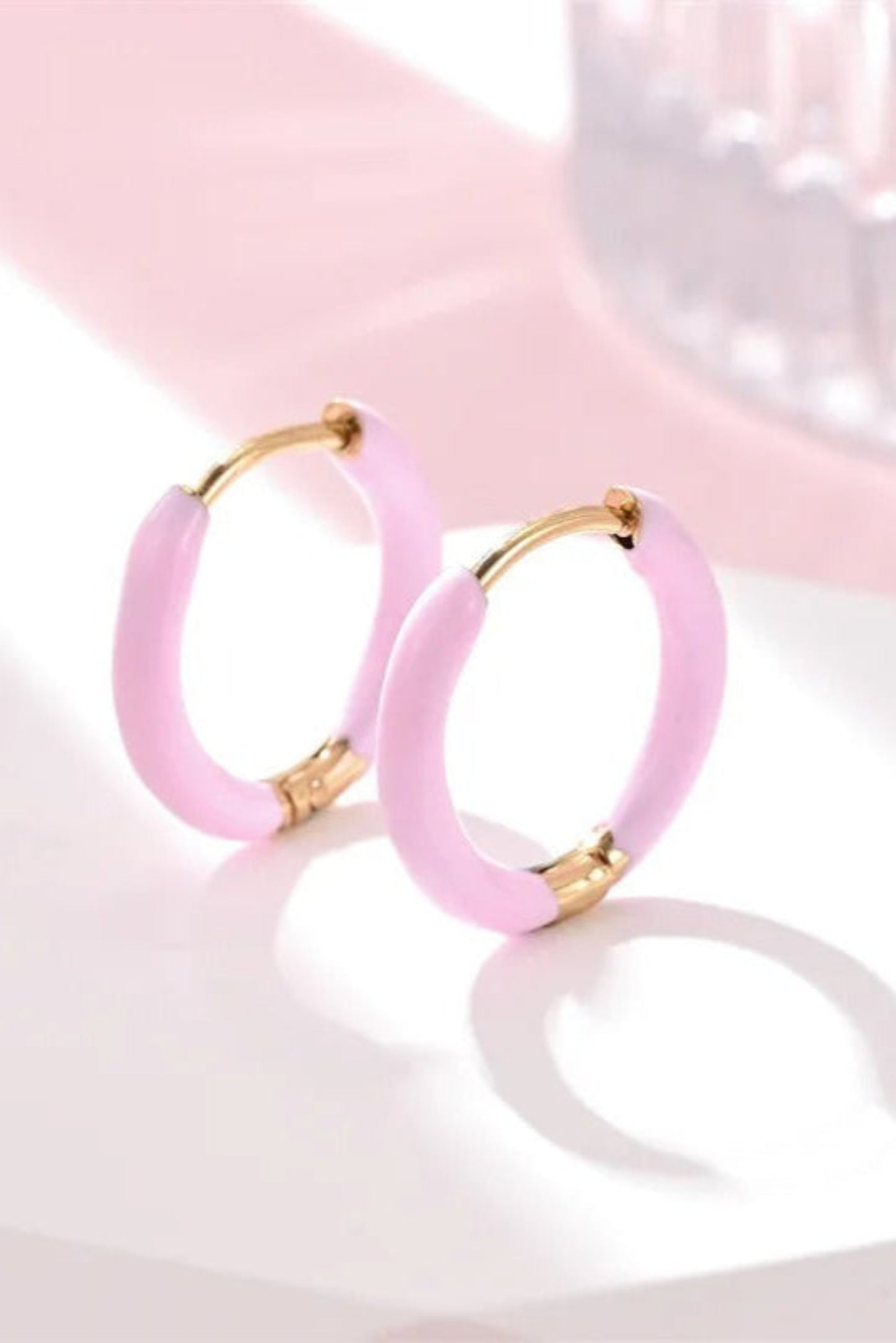 Petites créoles dorées avec émail rose clair – anneaux mini colorés résistants à l’eau.