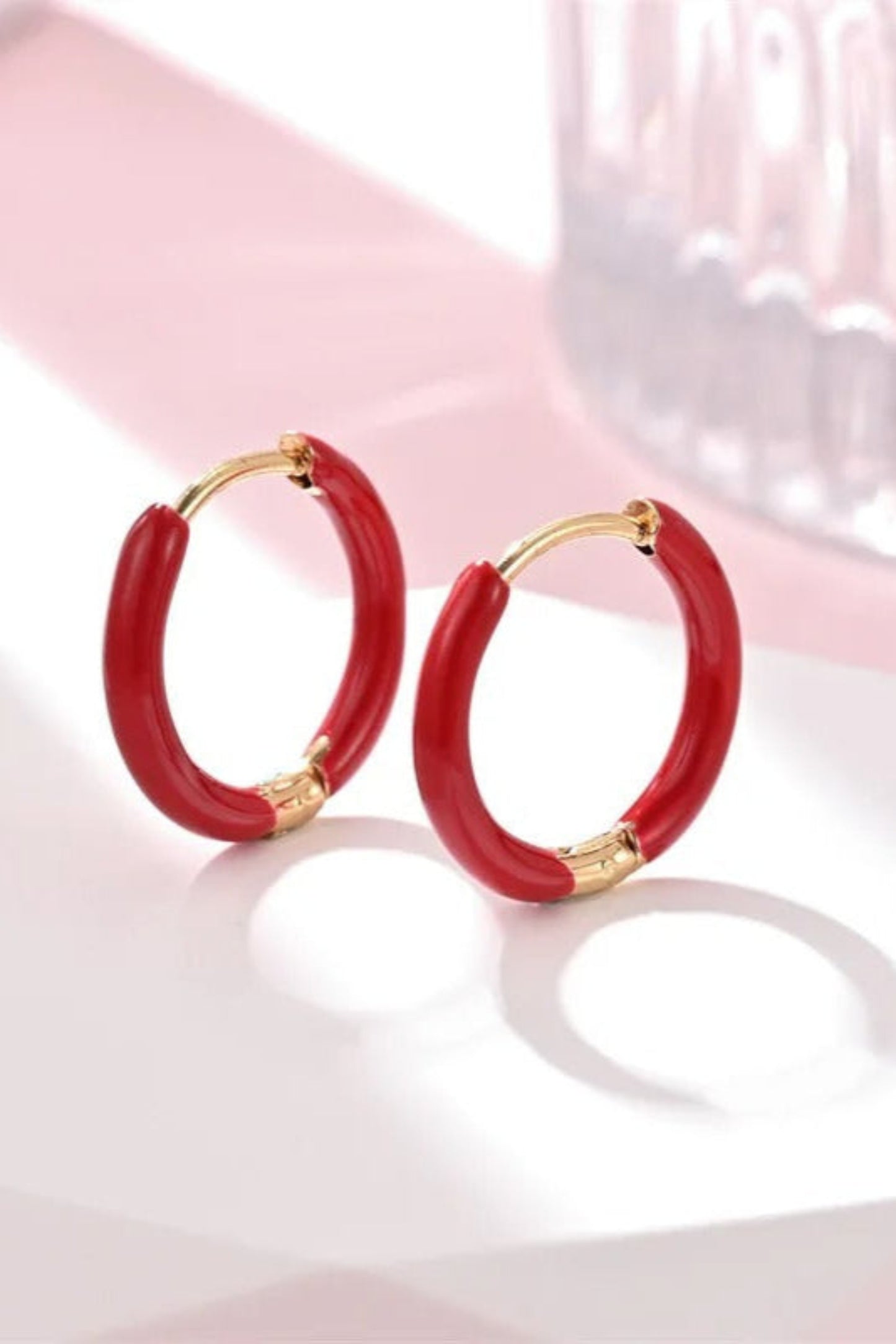 Petites créoles dorées avec émail rouge ciel – anneaux mini colorés résistants à l’eau.