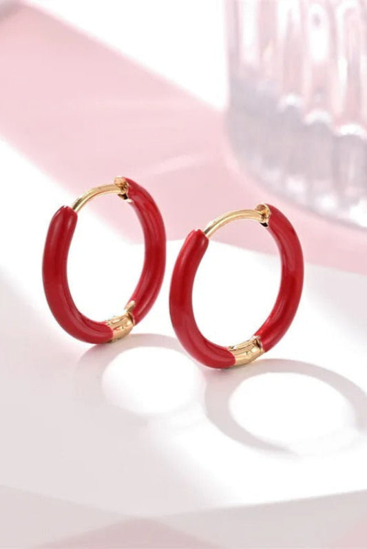 Petites créoles dorées avec émail rouge ciel – anneaux mini colorés résistants à l’eau.