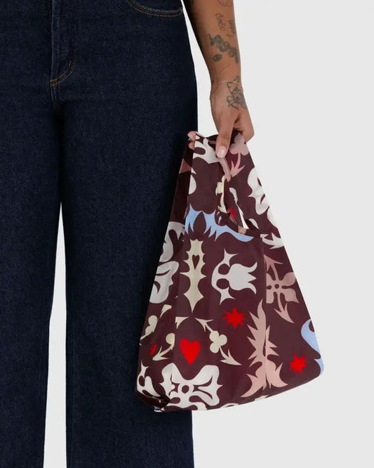 Mini sac Baggu motif Western découpé porté à la main