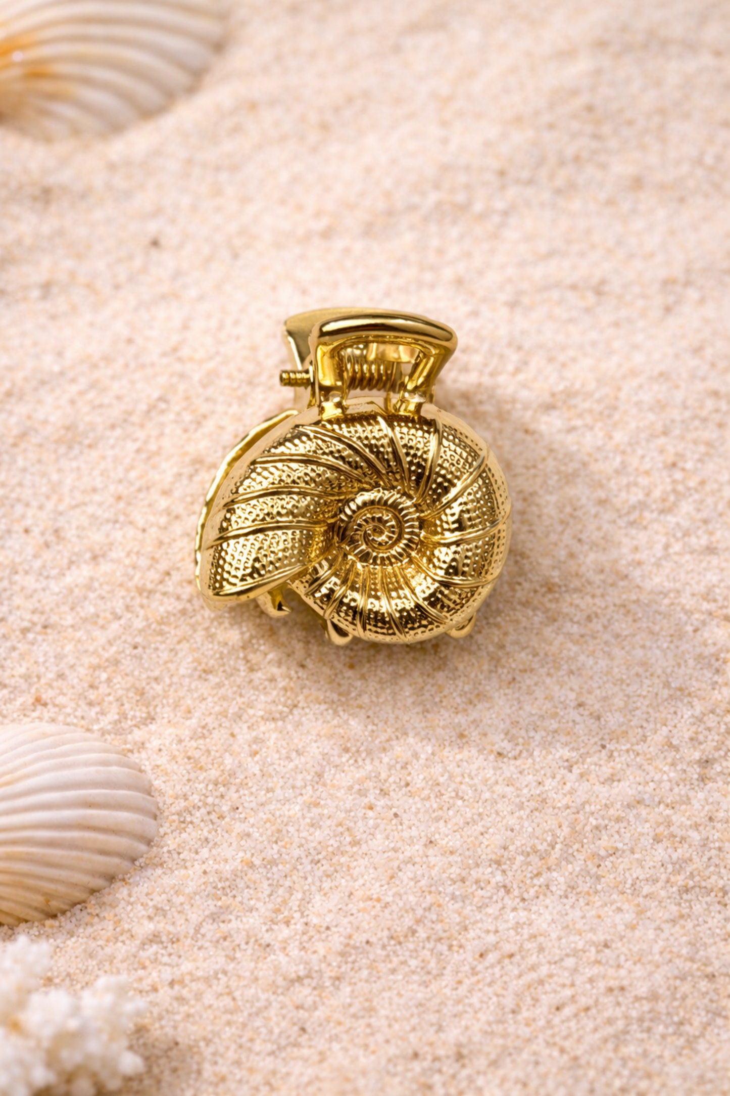 mini pince doree forme coquillage spirale texturee + detail raffine