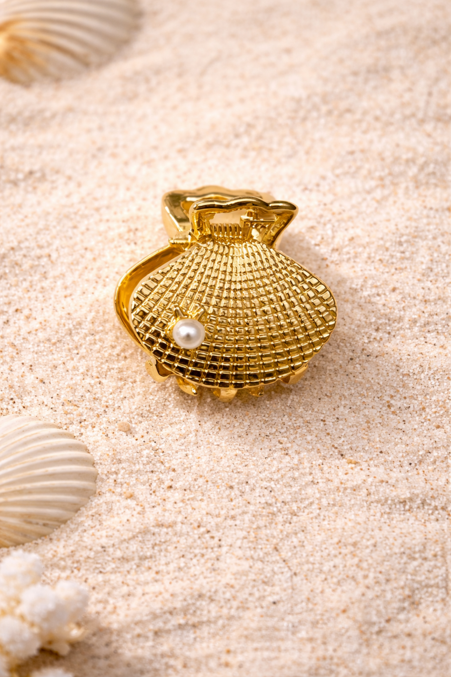 mini pince doree forme coquillage texture avec perle + style chic ete