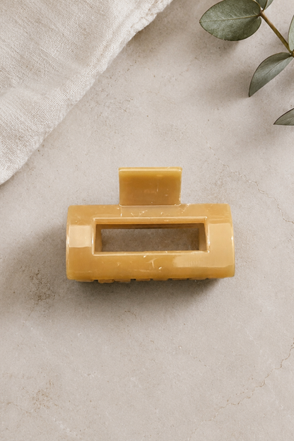 Mini pince rectangle brun clair avec fini brillant, parfaite pour une attache discrète et élégante.