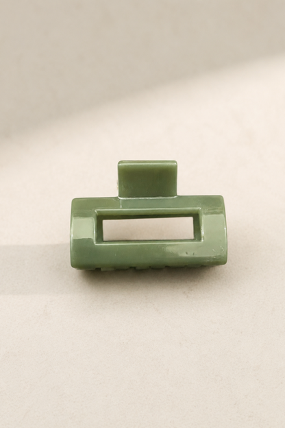 Mini pince rectangle sauge avec fini brillant, parfaite pour une attache discrète et élégante.