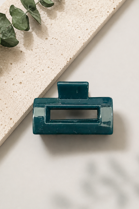 Mini pince rectangle turquoise avec finition brillante et format compact pour cheveux.