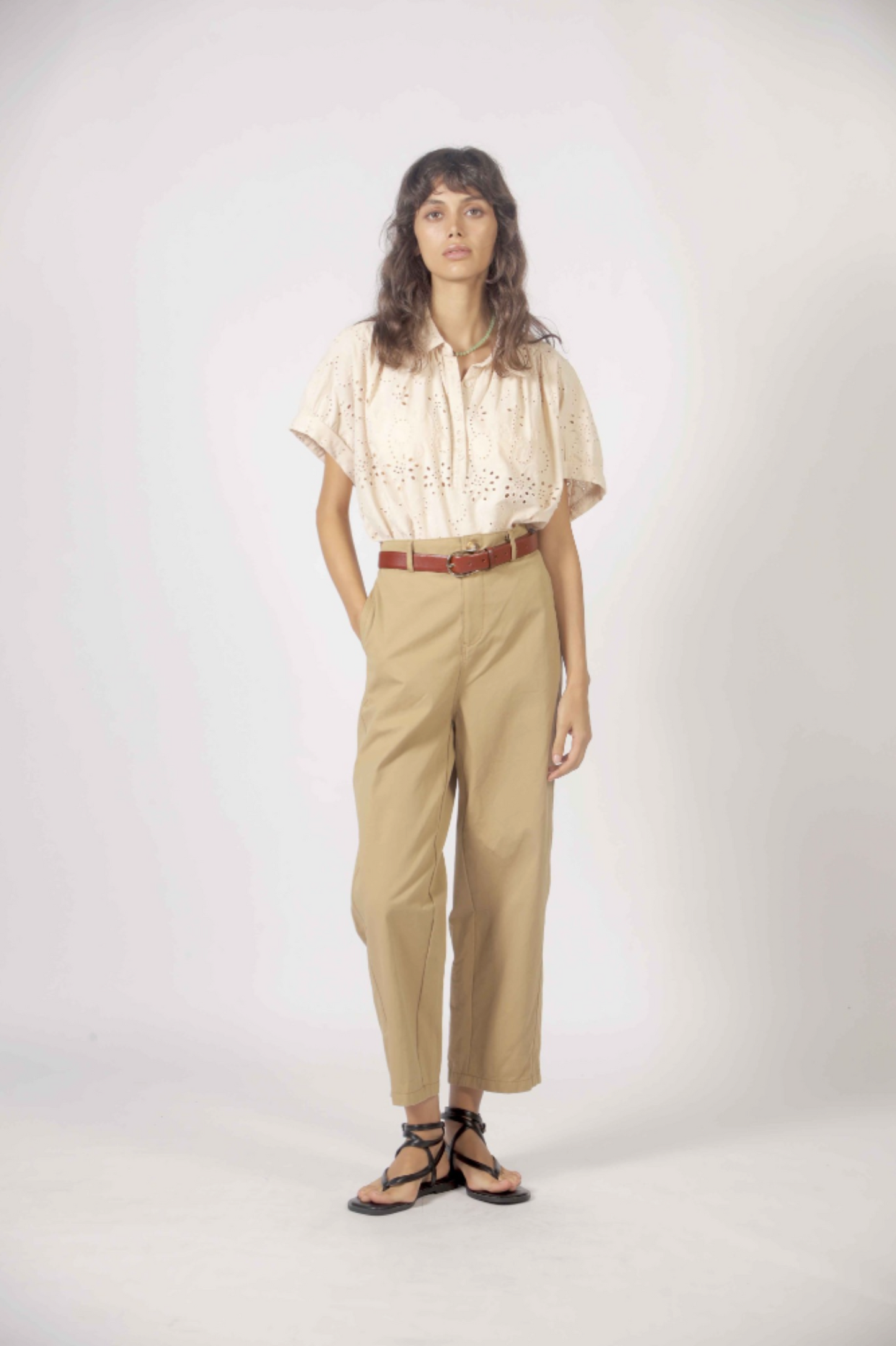 Haut Molly beige en coton brodé porté avec pantalon beige pour une tenue douce et estivale.