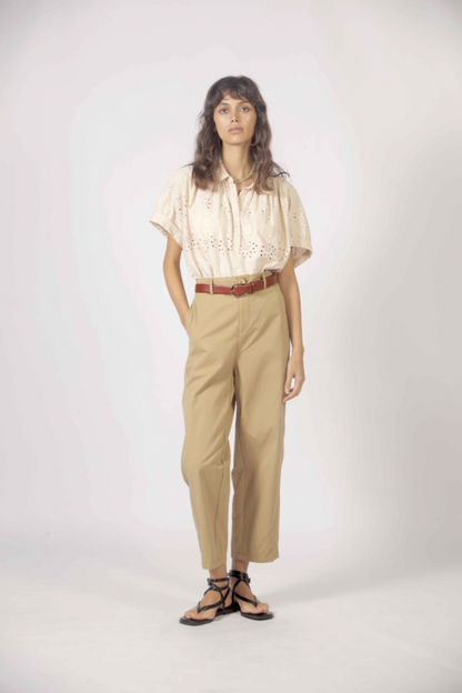 Haut Molly beige en coton brodé porté avec pantalon beige pour une tenue douce et estivale.