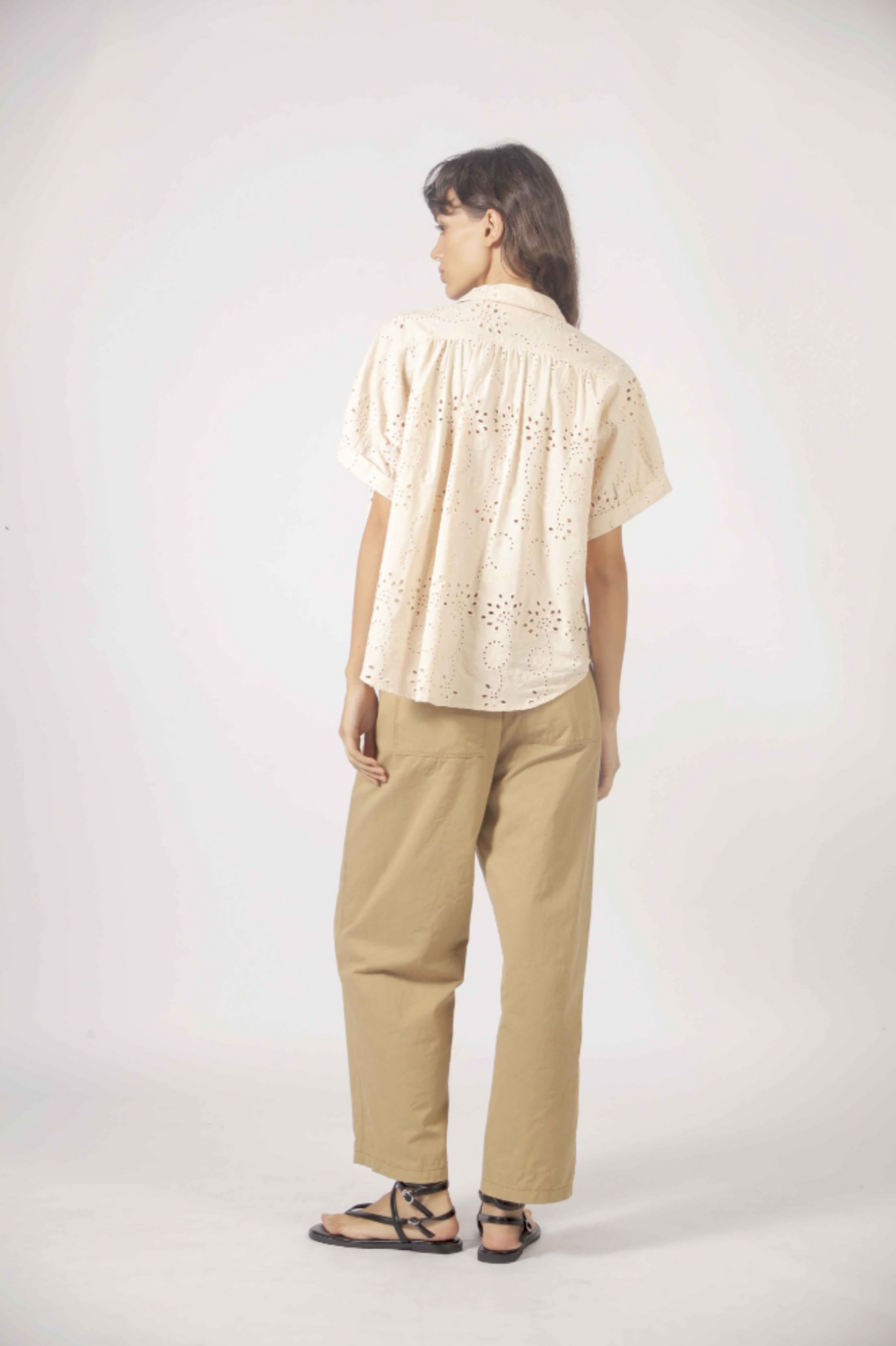 Haut Molly beige vu de dos avec broderie anglaise ajourée, manches courtes amples et coupe fluide en coton.