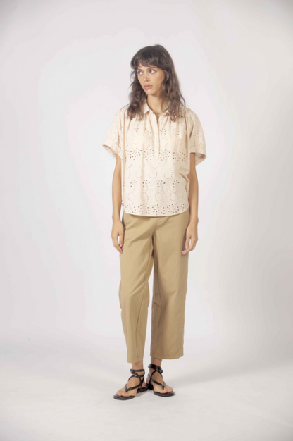 Haut Molly beige porté de face avec col chemisier, broderie anglaise et coupe légère.