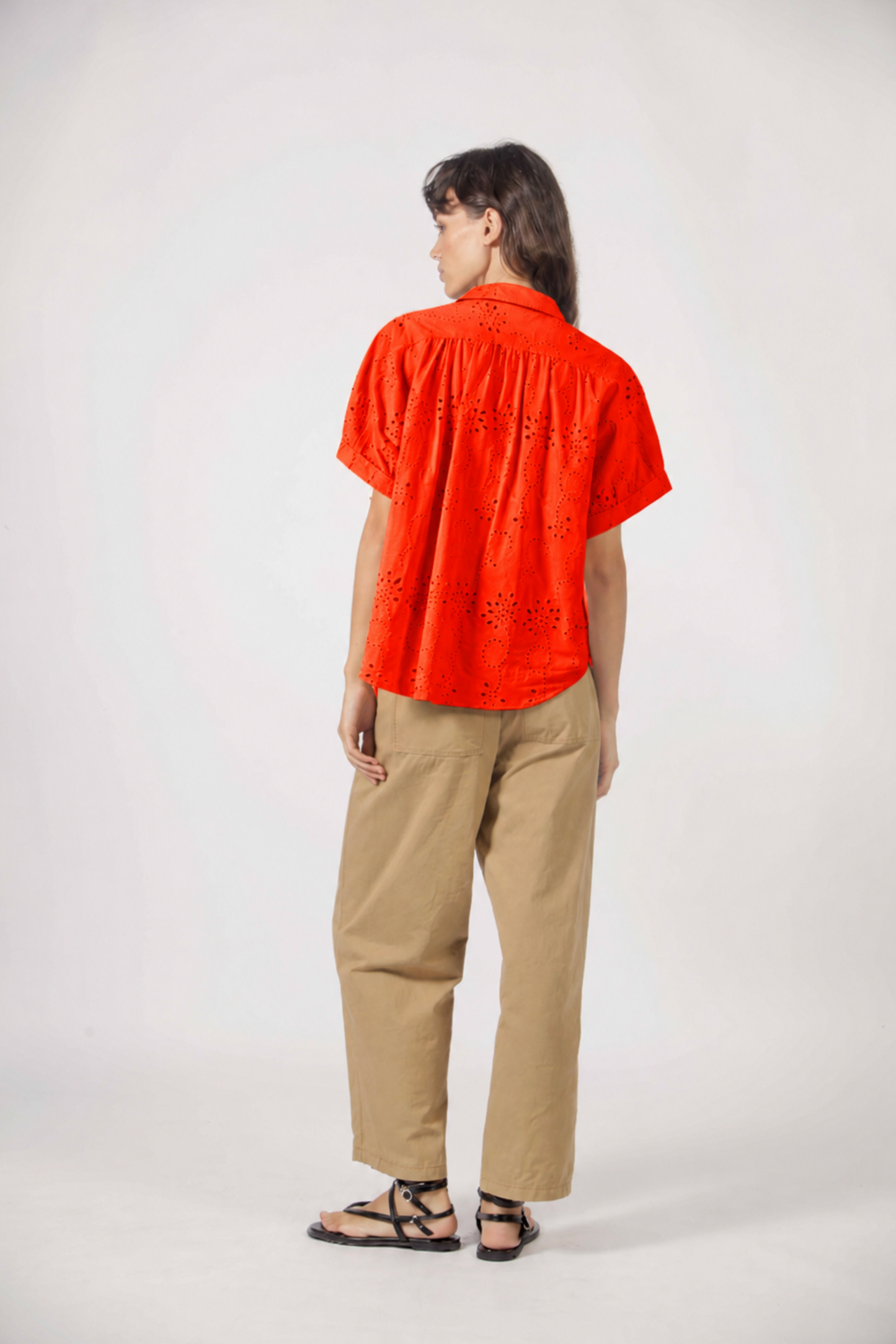 Haut Molly orange vu de dos avec fronces, broderie anglaise ajourée et coupe ample.