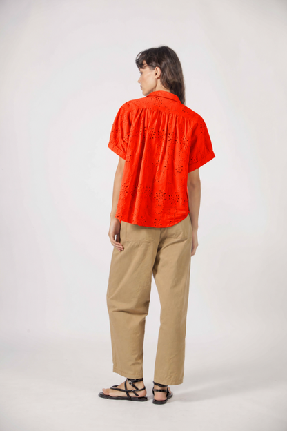 Haut Molly orange vu de dos avec fronces, broderie anglaise ajourée et coupe ample.
