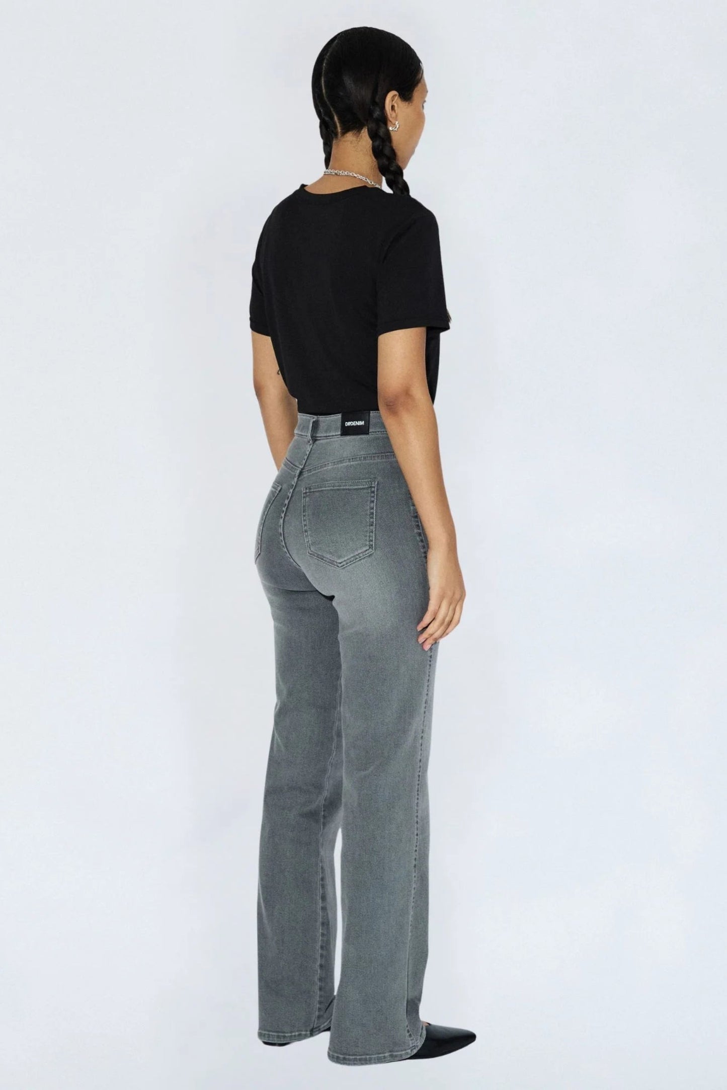 Détail du dos du jeans Moxy gris clair, avec poches arrière, taille haute et délavage gris vintage.