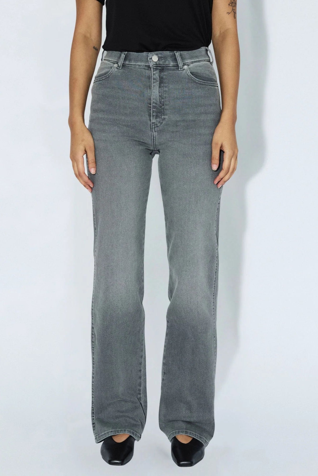 Jeans Moxy gris clair effet vintage porté de face, avec taille haute, coupe droite et délavage gris doux.