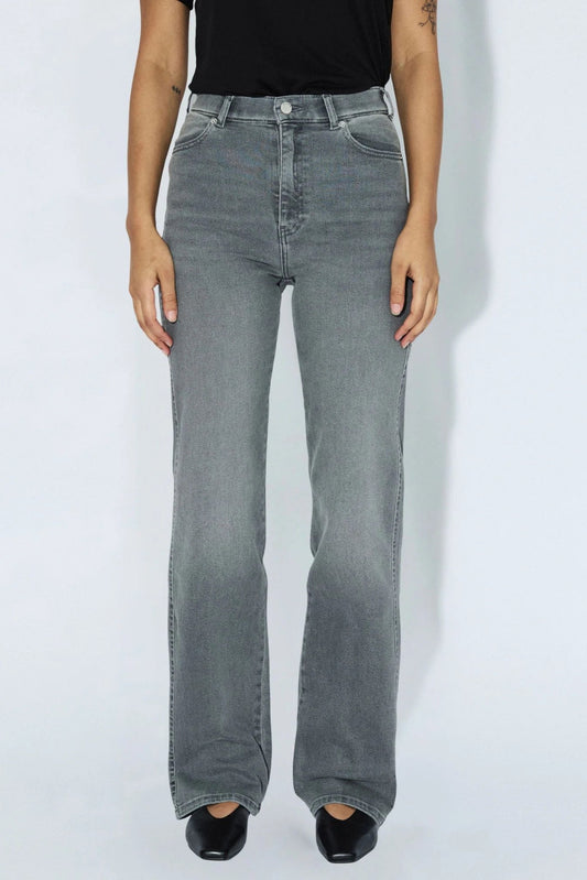 Jeans Moxy gris clair effet vintage porté de face, avec taille haute, coupe droite et délavage gris doux.