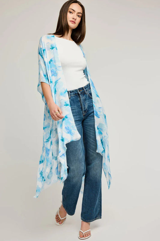 Kimono fluide Mozart bleu porté ouvert avec jean et haut blanc, style estival chic et décontracté.