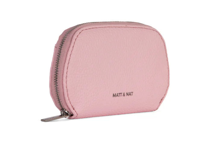 Vue de côté du porte-cartes Nadya en rose quartz, format compact et élégant.