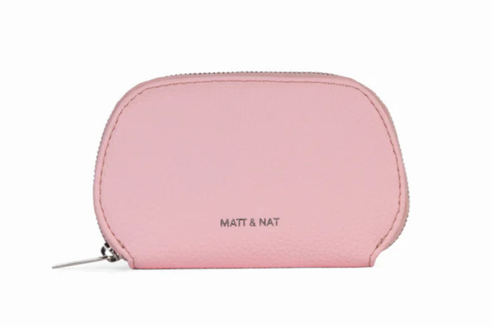 Porte-cartes Nadya rose quartz vu de face en pleine largeur, détails du logo visibles.