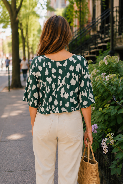 Blouse Nao Vert vue de dos avec imprimé abstrait blanc, coupe courte fluide et manches larges.
