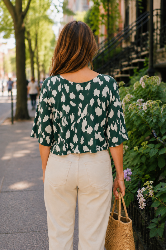 Blouse Nao Vert vue de dos avec imprimé abstrait blanc, coupe courte fluide et manches larges.