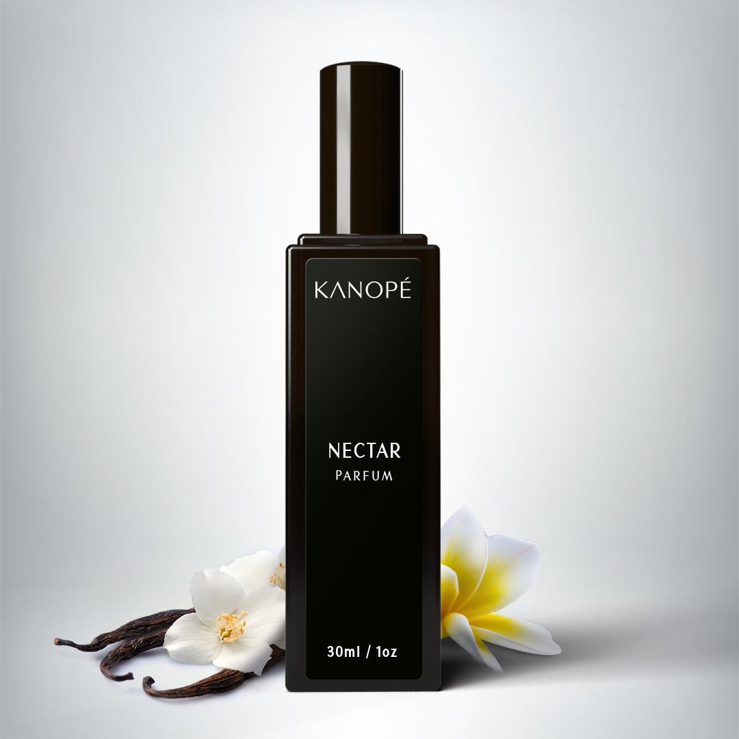 Le parfum est présenté dans une petite bouteilles rectangle en verre noir. Une étiquette noire est collé sur le long de la bouteille. On peut lire Nectar et en en-dessous eau de parfum. D’un côté de la bouteille on peut voir des gousses de vanille et des fleurs de jasmin. De l’autre côté on peut voir des fleurs de frangipanier. L'arrière-plan est un fond gris.