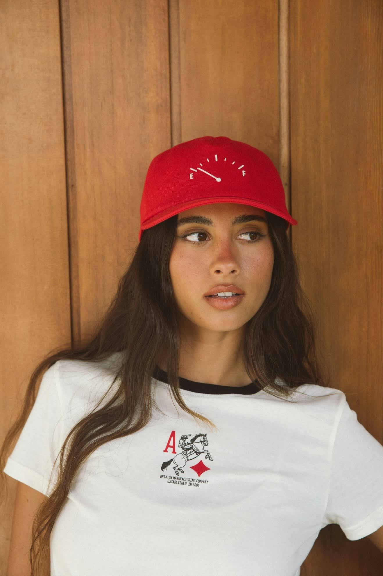 Casquette rouge portée avec broderie jauge à essence – look casual féminin