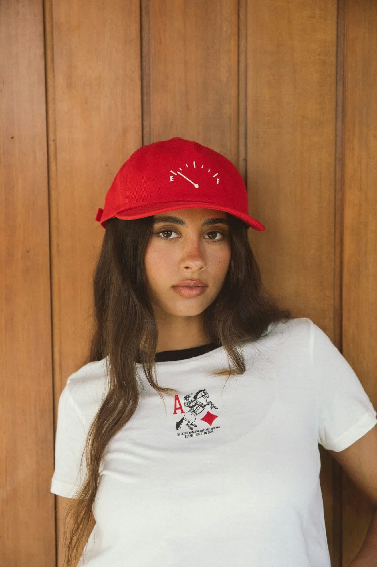 Casquette rouge portée en look décontracté – broderie originale sur le devant