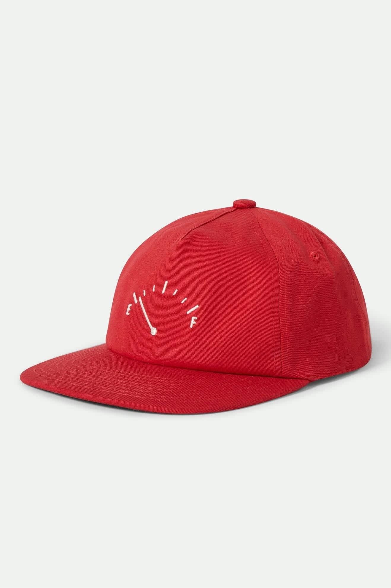 Casquette rouge en studio avec broderie jauge – coupe classique et visière plate