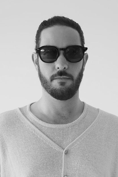 Homme portant les lunettes de soleil Nika noir - vue de face, style unisexe moderne