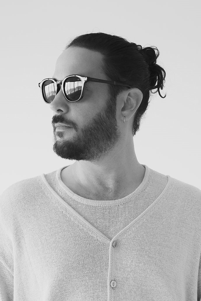 Homme portant les lunettes de soleil Nika noir - vue de profil, monture ronde pliable