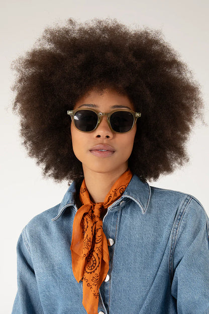 Lunettes de soleil Nika olive portées par une femme avec veste en denim et foulard orange - vue de face