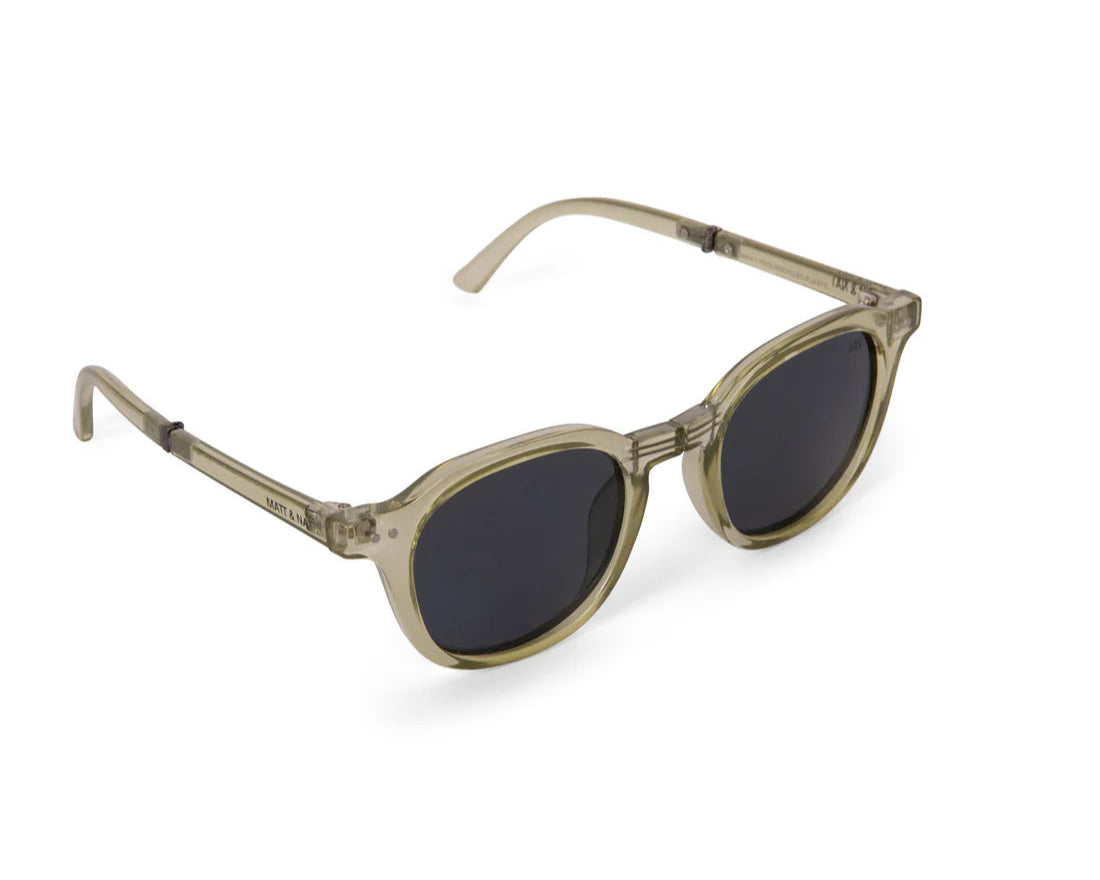 Lunettes de soleil Nika olive - vue avant en biais avec verres foncés et monture translucide
