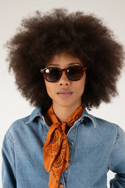Femme portant les lunettes Nika tortoise marron - vue de face, verres polarisés, look tendance