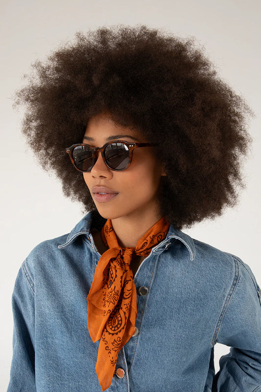 Femme portant les lunettes Nika tortoise marron - vue de profil, style rétro chic