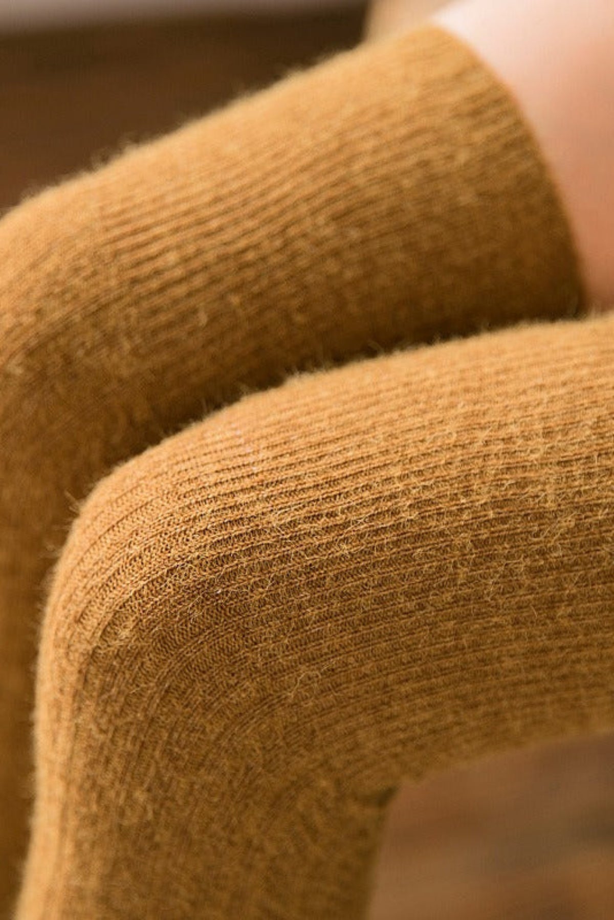 Chaussettes hautes Nira portées, douceur et confort au quotidien