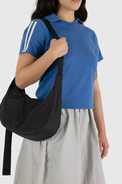 Sac Croissant Moyen Noir porté à l’épaule avec bandoulière ajustable