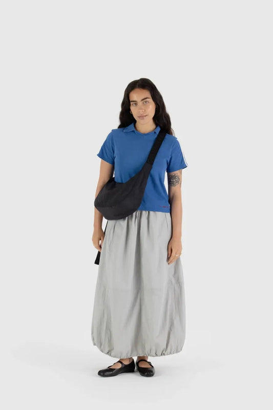 Vue d’ensemble du sac Croissant Moyen Noir porté en tenue quotidienne