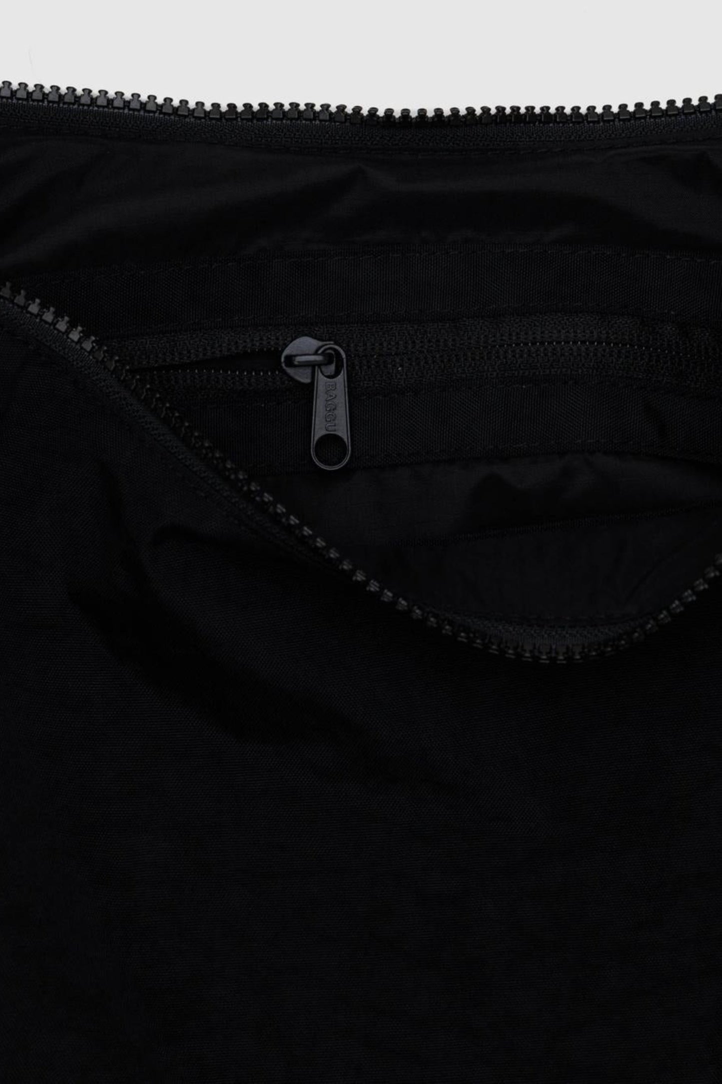 Vue intérieure du sac Croissant Moyen Noir avec poche zippée et porte-clés intégré