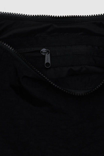 Vue intérieure du sac Croissant Moyen Noir avec poche zippée et porte-clés intégré