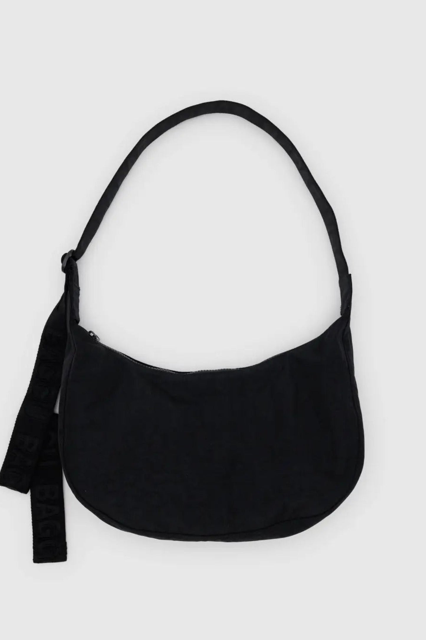 Sac Croissant Moyen Noir présenté à plat avec bandoulière ton sur ton