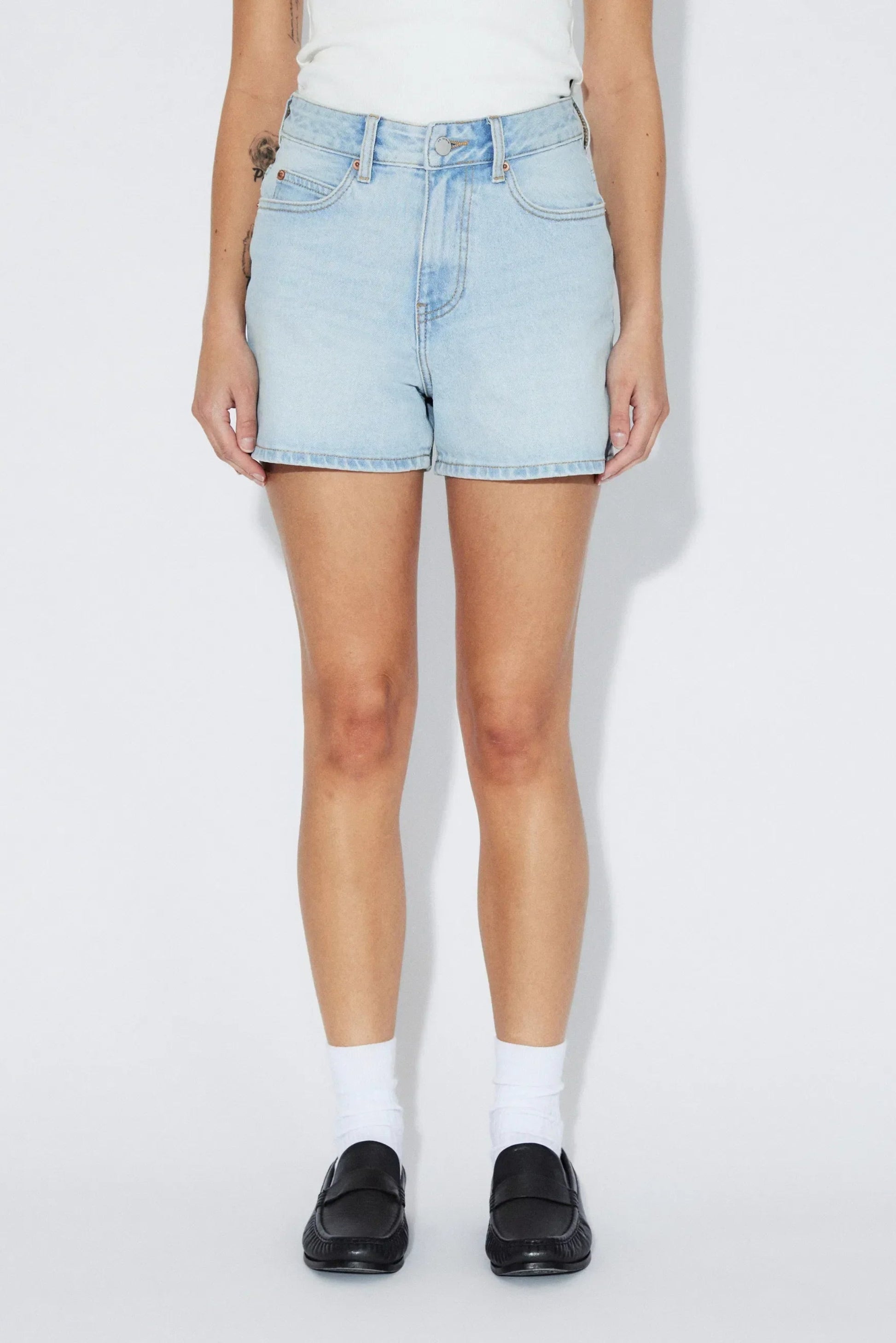 Vue devant du short Nora bleu denim clair avec taille haute, coupe mom fit et longueur confortable.