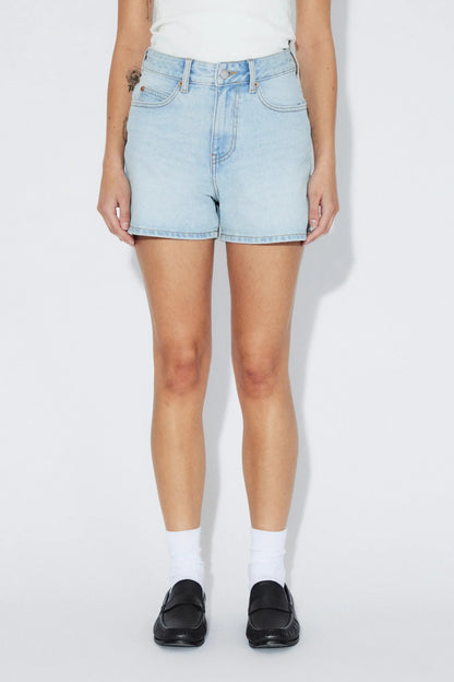 Vue devant du short Nora bleu denim clair avec taille haute, coupe mom fit et longueur confortable.