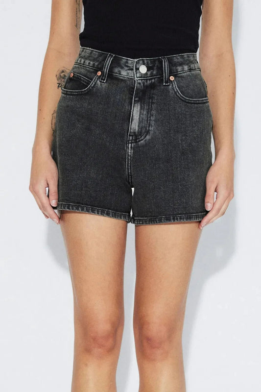 Détail dos du short Nora noir vintage avec poche arrière, étiquette et denim effet délavé.