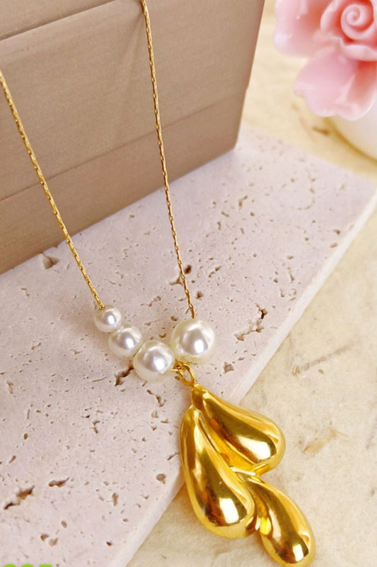  Collier Gouta doré en acier inoxydable plaqué or avec perle acrylique brillante.