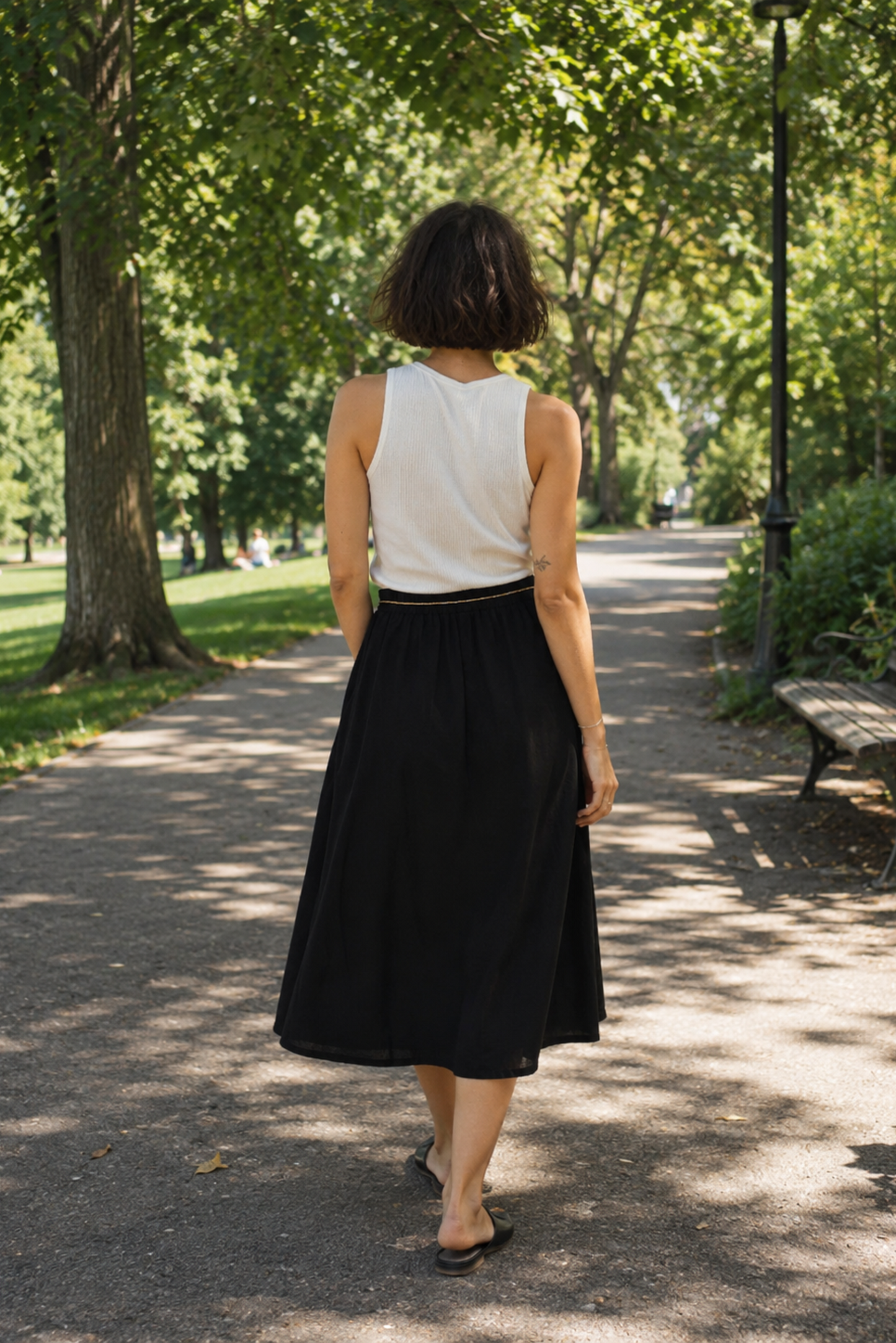 Jupe midi Orchidée noir vue de dos avec coupe évasée, taille haute et tombé fluide en viscose.