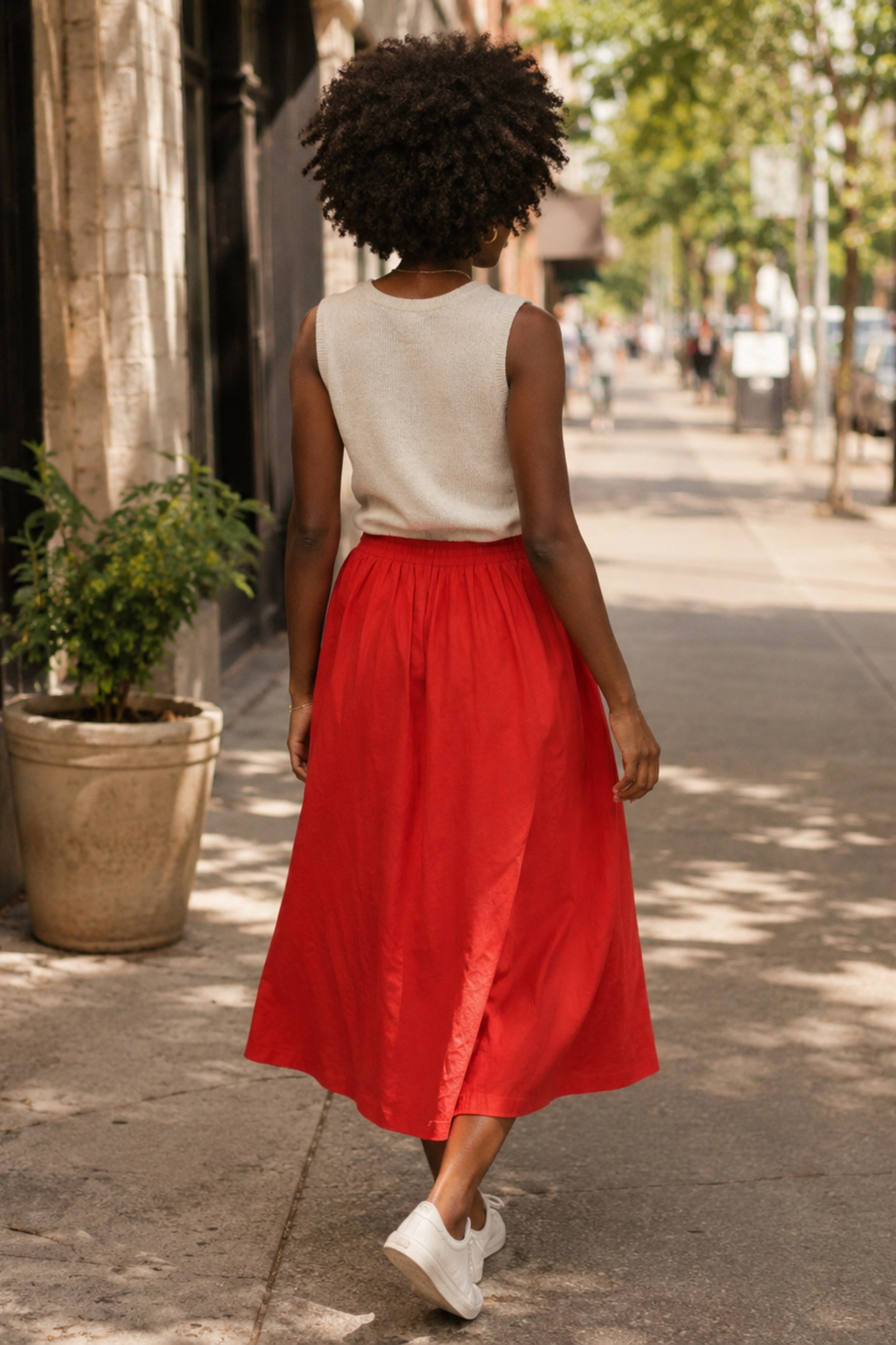 Jupe midi Orchidée rouge vue de dos avec coupe évasée, taille haute et tombé fluide en viscose.